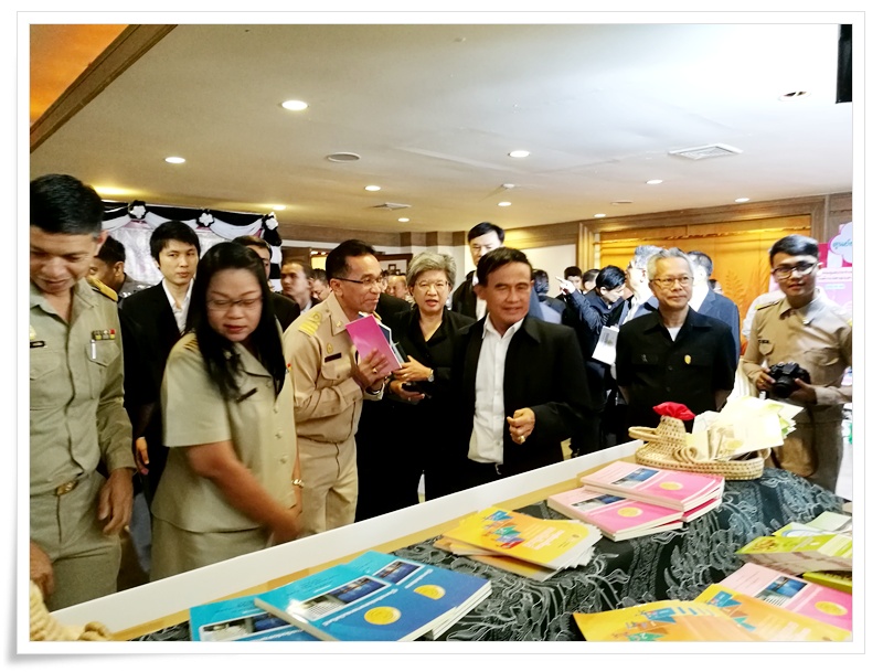 ﻿รัฐมนตรีว่าการกระทรวงยุติธรรมเยี่ยมชมบูธกรมบังคับคดี 